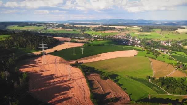 Adótornyok Mezőgazdasági Területeken Vidéken Elektromos Vezetékek Vezetékekkel Kábelekkel Nagyfeszültségű Elektromos — Stock videók