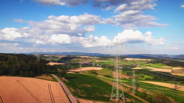 Elektrizitäts Und Energiewirtschaft Umweltschutz Strommasten Auf Dem Land Stromleitungen Mit — Stockvideo