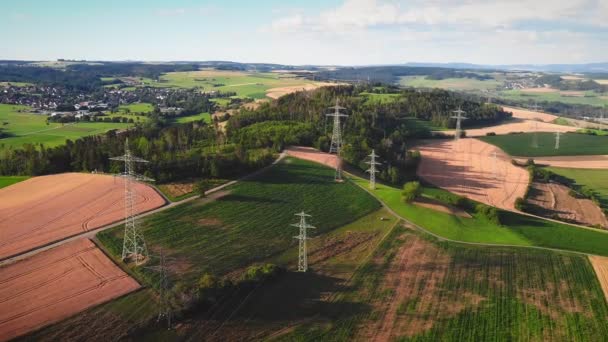 Strommasten Ländlichen Raum Stromleitungen Mit Drähten Und Kabeln Hochspannungsmasten Auf — Stockvideo