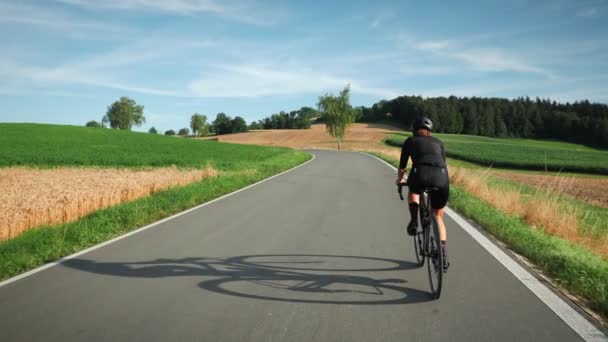 Женщина Велосипедистка Едет Велосипеде Асфальтированной Дороге Солнцем Женщина Ездит Велосипеде — стоковое видео