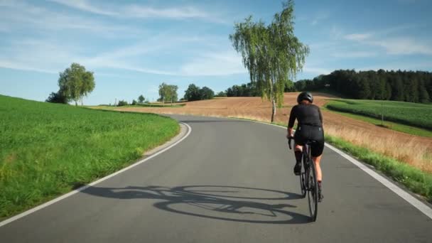 Женщина Велосипеде Закате Профессиональный Велосипедист Женщина Тренируется Дорожном Велосипеде Сильно — стоковое видео