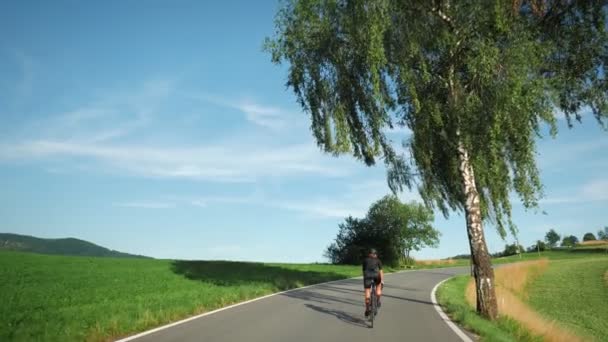 Vrouw Aan Het Fietsen Wegenfietstraining Sport Motivatie Jonge Sportieve Vrouw — Stockvideo