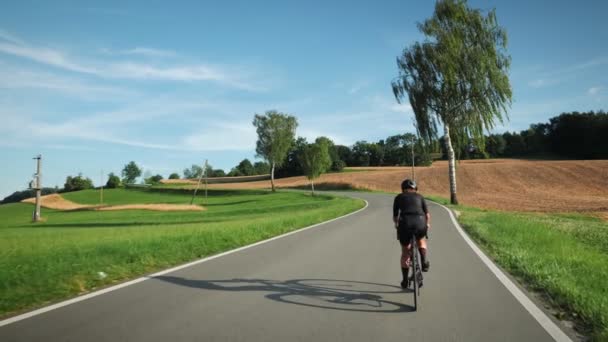 Donna Bicicletta Attraverso Campo Grano Giallo Prato Verde Ciclista Professionista — Video Stock