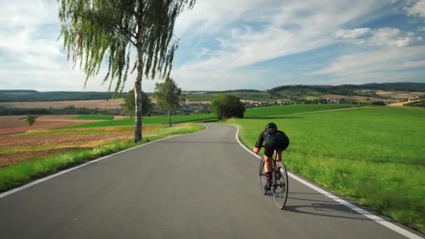 Ποδηλάτης Τρέχει Από Λόφο Επαγγελματίας Ποδηλάτης Που Τρέχει Ποδήλατο Ασφαλτοστρωμένο — Αρχείο Βίντεο
