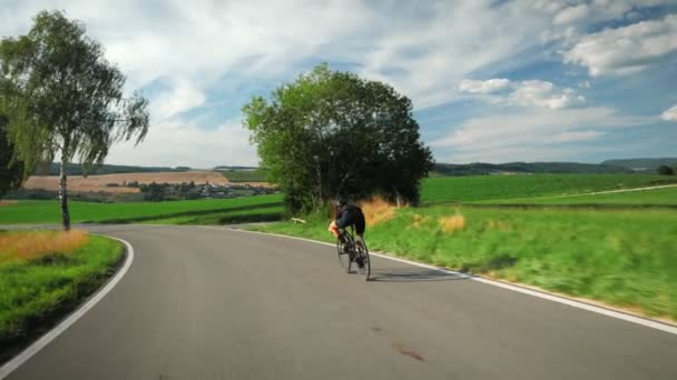 Ciclista Bicicletta Lungo Strada Montagna Sotto Sole Ciclista Professionista Femminile — Video Stock