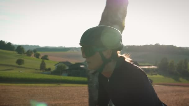Πορτρέτο Της Γυναίκας Ποδήλατο Στο Ηλιοβασίλεμα Γυναίκα Ποδηλάτης Μαύρο Κράνος — Αρχείο Βίντεο