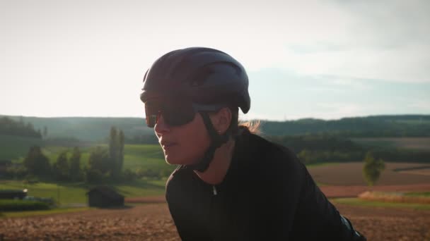 Jovem Esportiva Bebendo Água Durante Treinamento Ciclismo Pôr Sol Profissional — Vídeo de Stock