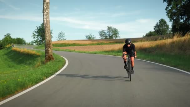 Rennradprofi Rast Bei Sonnenuntergang Die Straße Hinunter Stilvolle Frau Fahrradbekleidung — Stockvideo