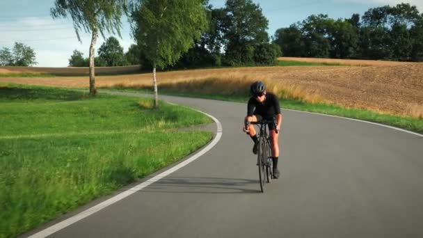 Cyclist Speeding Mountain Road Sunshine Professional Female Cyclist Riding Bicycle — Video Stock