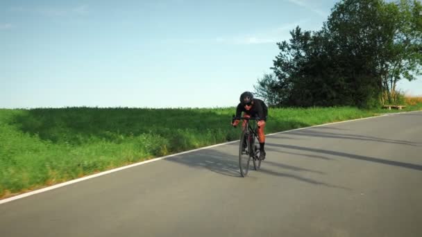Веселая Женщина Велосипедистка Наслаждается Живописной Поездкой Полям Лугам Вечернем Свете — стоковое видео