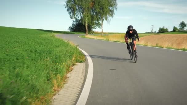 Radfahrerinnen Professionelle Rennradfahrerin Die Schnell Auf Dem Fahrrad Unterwegs Ist — Stockvideo