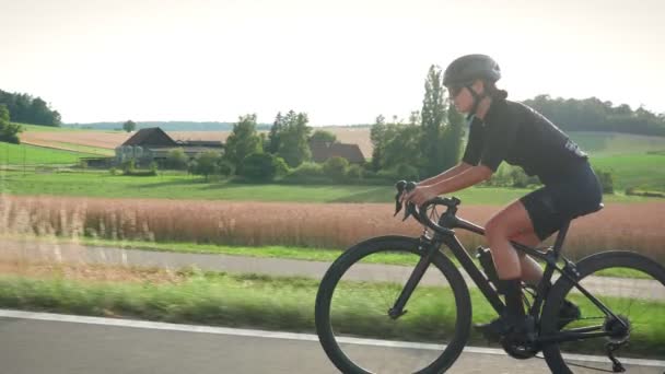 Спортивная Женщина Черном Шлеме Солнцезащитных Очках Велосипедной Одежде Катается Велосипеде — стоковое видео