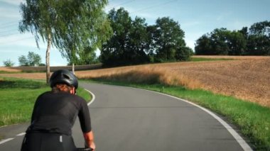 Bisiklet sporu antrenmanı. Bisiklet süren bir kadın bisikletçi. Bisikletli eğlence. Spor antrenmanında formda bir kas sporcusu. Bisiklet triatlon yarışması. Antrenmanda bisiklete binen bisikletçi