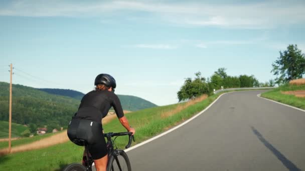 Ciclista Strada Femminile Che Accelera Bicicletta Strada Asfaltata Pedali Che — Video Stock