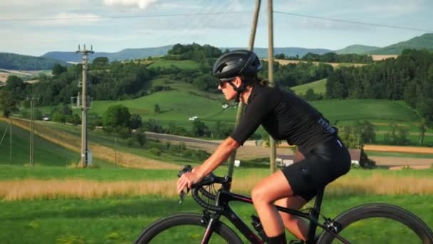 Portrét Profesionální Cyklistky Kole Fit Svalnatá Žena Atlet Kole Kopce — Stock video