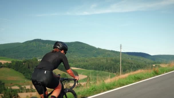 Bisiklet Triatlon Konsepti Gün Batımında Bisiklet Süren Bir Kadın Arazi — Stok video