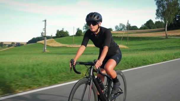 Retrato Mujer Bicicleta Pro Ciclista Femenina Descendiendo Bicicleta Desde Cuesta — Vídeo de stock