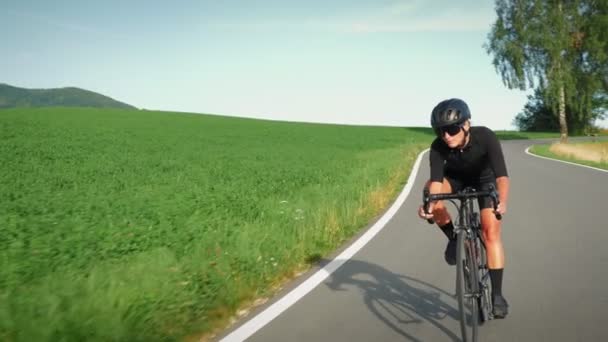 Женщина Ездит Велосипеде Открытым Небом Утром Занимается Спортом Пустой Дороге — стоковое видео
