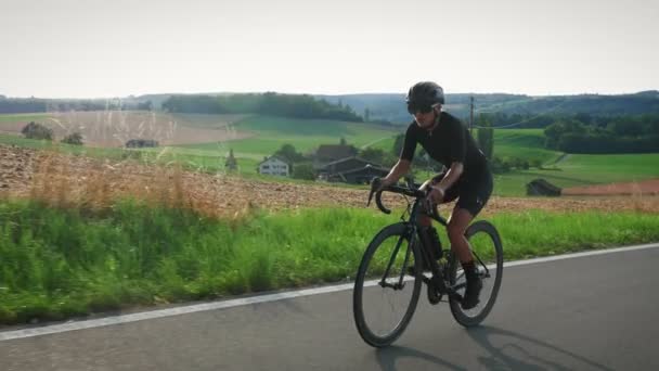 Kadın Bisikleti Günbatımında Güneş Gözlüklü Bisiklet Üzerinde Profesyonel Kadın Bisikletçi — Stok video