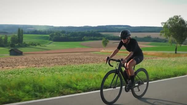 Road Cycling Athletic Fit Woman Muscular Body Riding Bicycle Uphill — Stockvideo