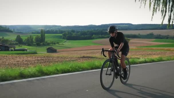 Sportos Illeszkedés Női Kerékpáros Ivóvíz Vagy Izotóniás Intenzív Kerékpáros Tréning — Stock videók