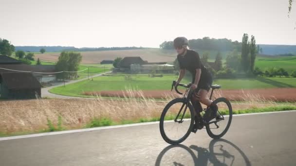 Joven Ciclista Carretera Que Monta Bicicleta Atardecer Con Destello Lente — Vídeos de Stock