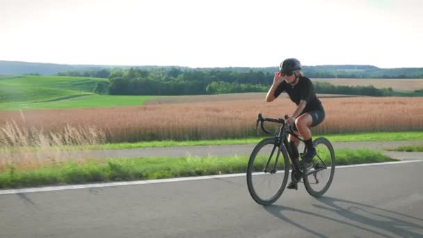 Профессиональный Велосипедист Женщина Ездит Велосипеде Гору Нажимает Педали Поднимается Вершину — стоковое видео