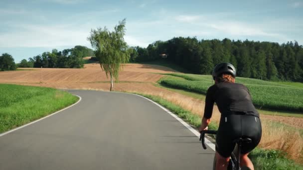 Indietro Seguire Colpo Ciclista Femminile Bicicletta Attraverso Campi Tramonto Ciclista — Video Stock