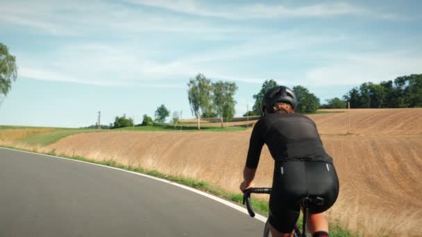 Formazione Ciclistica Ciclista Professionista Sesso Femminile Bicicletta Sotto Sole Spingendo — Video Stock