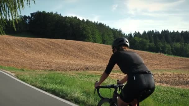 Mulher Bicicleta Estrada Ciclismo Pro Ciclista Feminino Andando Bicicleta Pôr — Vídeo de Stock