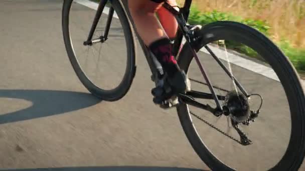 Legs Cyclist Pushing Pedals Bike Sunset Bike Wheel Chain Rotation — Stockvideo