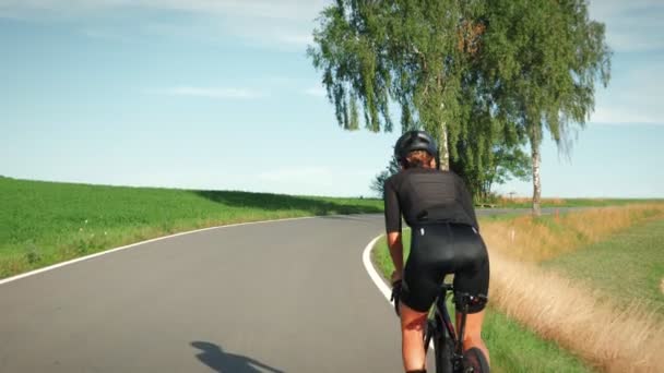 Ciclista Professionista Femminile Con Corpo Muscoloso Forma Spingendo Pedali Salita — Video Stock