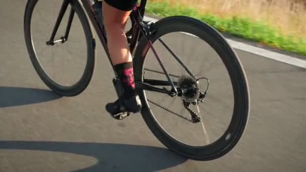 Rotația Roții Bicicletei Luminile Apus Femeia Care Merge Bicicleta Apus — Videoclip de stoc