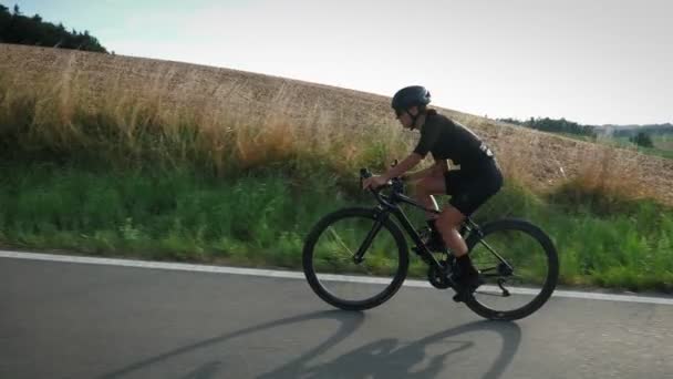 Pelatihan Bersepeda Pengendara Sepeda Wanita Profesional Minum Air Dari Botol — Stok Video
