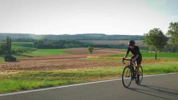 Gün Batımında Bisiklet Sürmek Bisiklete Binen Profesyonel Kadın Bisikletçi Akşamüstü — Stok video