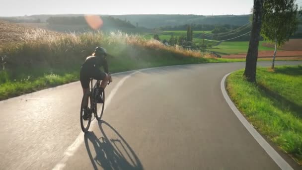 Professionele Triatleet Fiets Vanaf Heuvel Vrouwelijke Fietser Die Snel Fietst — Stockvideo