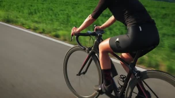 Road Cycling Female Cyclist Fit Muscular Body Riding Bicycle Sunset — Vídeo de stock