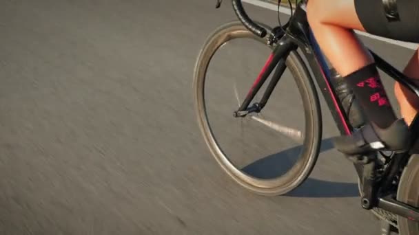 Bisikletçi Bacakları Bisiklet Tekerleği Dönüşleri Yaklaşın Bisiklet Tekeri Gün Batımında — Stok video