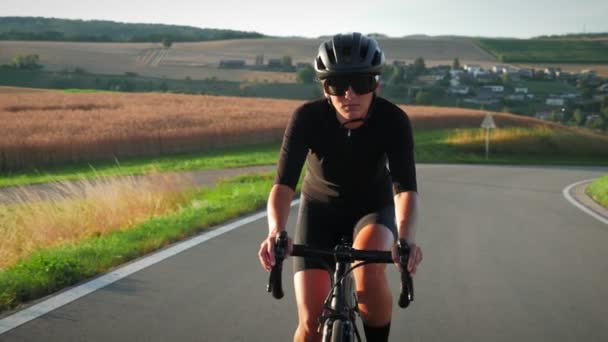 Porträt Einer Stylischen Fitten Radfahrerin Auf Einem Rennrad Sonnenuntergang Sportlich — Stockvideo