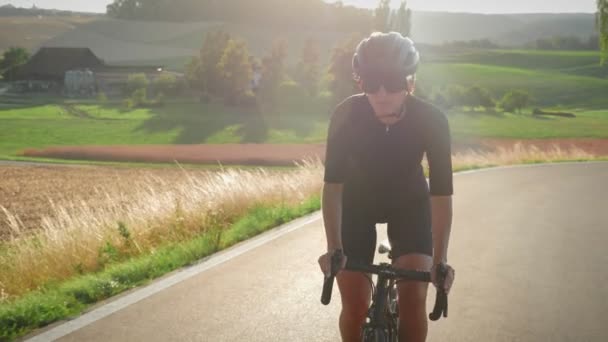 Gün Batımında Bisiklet Sürmek Akşam Güneşinde Bisiklet Eğitimi Profesyonel Kadın — Stok video