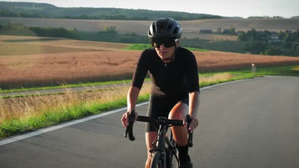 Yol Bisikleti Günbatımında Bisiklet Süren Profesyonel Bir Bisikletçi Bisikletli Genç — Stok video
