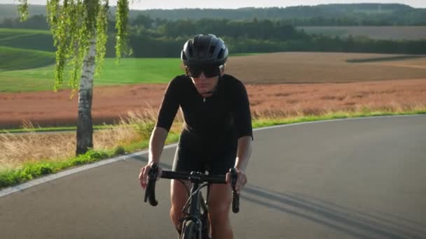 Ποδηλασία Στο Ηλιοβασίλεμα Πορτρέτο Του Λεπτού Αθλητικού Ποδηλάτη Στο Ποδήλατο — Αρχείο Βίντεο