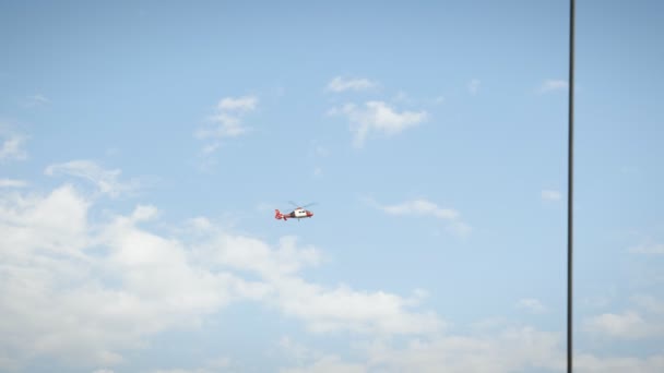 Вертолет Летит Голубом Небе Красный Вертолет Летит Против Голубого Неба — стоковое видео