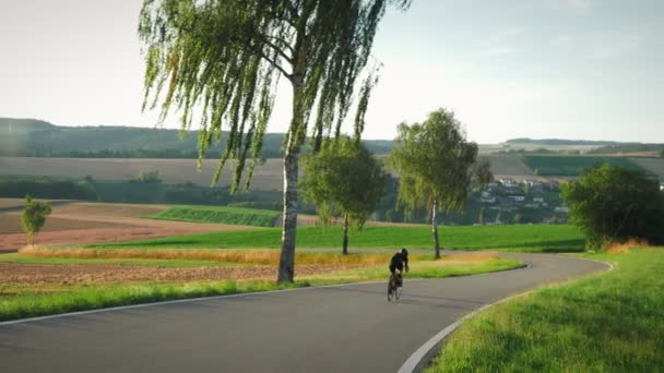 Ciclista Strada Femminile Che Corre Discesa Bicicletta Atleta Donna Bicicletta — Video Stock