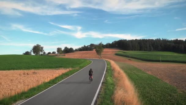 Woman Cyclist Cycling Uphill Countryside Hilly Road Fields Meadows Female — Αρχείο Βίντεο