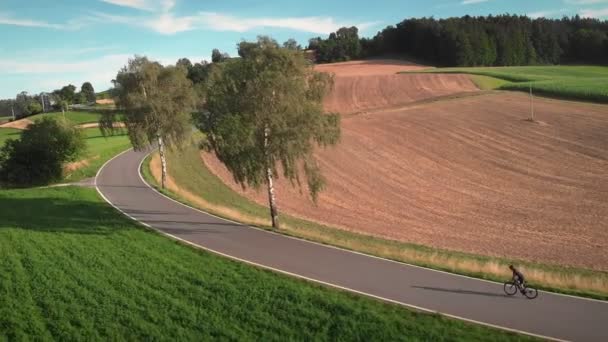 Radfahrerinnen Rennradprofi Mit Schwarzem Helm Und Radbekleidung Fährt Beim Ausdauertraining — Stockvideo