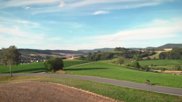 Yeşil Tepelerden Bisikletle Inen Bir Bisikletçi Yol Bisikleti Gün Batımında — Stok video
