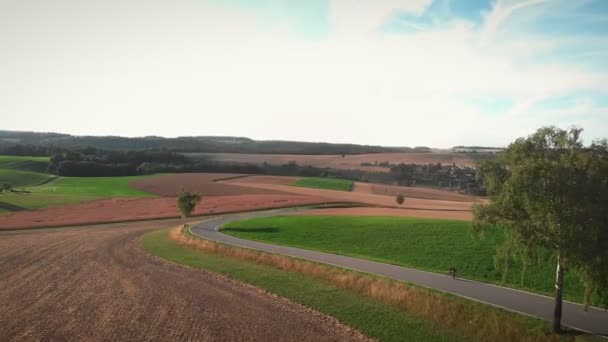 Radfahrerin Beim Triathlontraining Auf Landstraße Radfahrer Beim Fahrradfahren Freien Sportlerin — Stockvideo