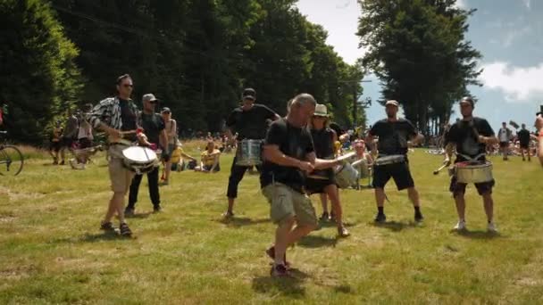 Mensen Die Spelen Muziekinstrumenten Tour France 2022 Champagney Frankrijk Muzikanten — Stockvideo