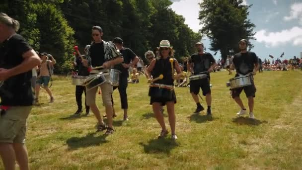 Profesjonalni Muzycy Grający Perkusji Tour France Champagney Francja Ludzie Grają — Wideo stockowe